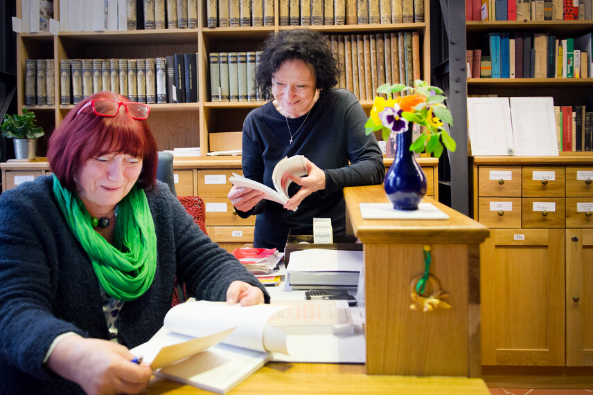 Pavla Matysová a Věra Venclíková z knihovny generálního ředitelství NPÚ