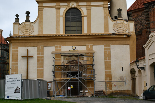 Celkový pohled na západní průčelí kostela s odkrytým románským portálem | © Petr Skalický