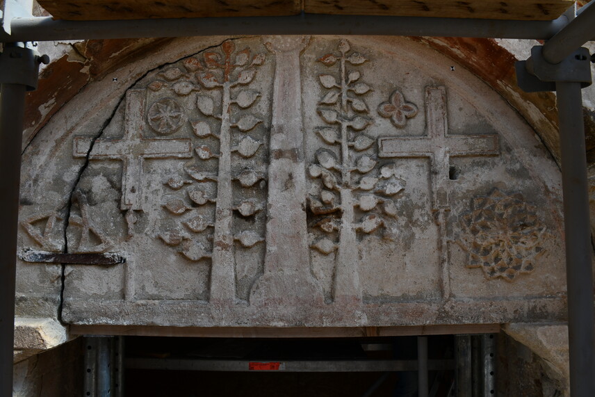 Detail tympanonu románského portálu po základním očištění | © Petr Skalický