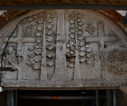 Detail tympanonu románského portálu po základním očištění | © Petr Skalický