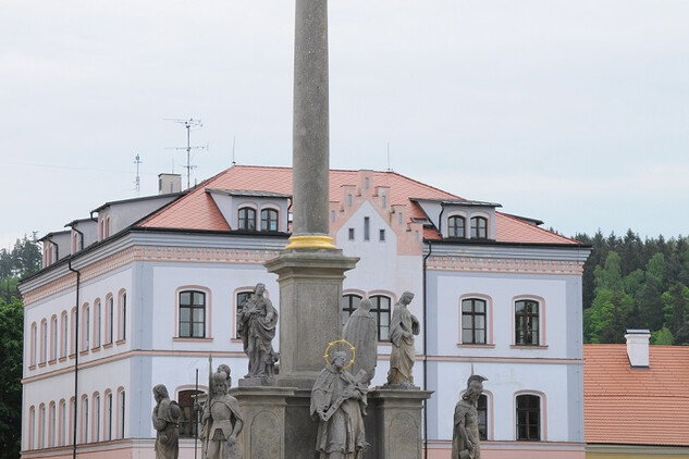 Sloup se sochou Panny Marie Immaculaty ve Stříbře