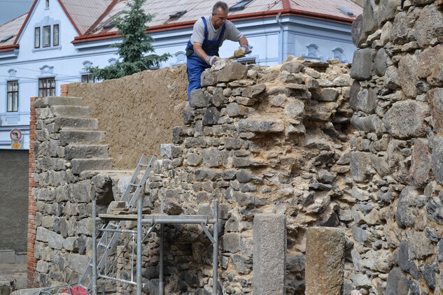 Záchrana torza hradeb ve Frýdlantě