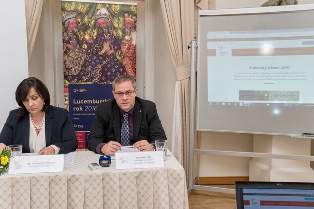 Generální ředitelka Naďa Goryczková a náměstek pro správu památkových objektů Rudolf Pohl prezentují výčet adventních a zimních akcích na webových stránkách NPÚ.