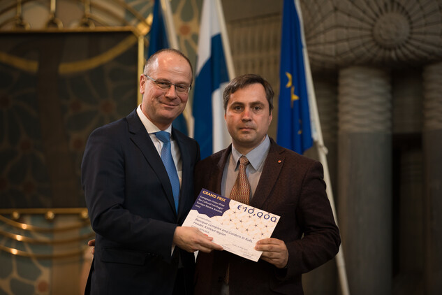 Komisař Tibor Navracsics předává Grand Prix za obnovu hospitálu Kuks Oldřichu Peškovi, náměstkovi generální ředitelky
