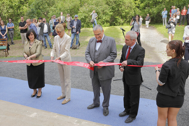 Generální ředitelka NPÚ Naďa Goryczková, norská velvyslankyně Siri Ellen Sletner, Karel Schwarzenberg a náměstek ministra kultury Vlastislav Ouroda při slavnostním zpřístupnění památky