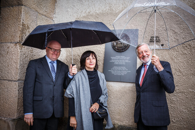 Pamětní desku odhalila generální ředitelka NPÚ spolu s ministrem Hermanem a Johnem Sellem