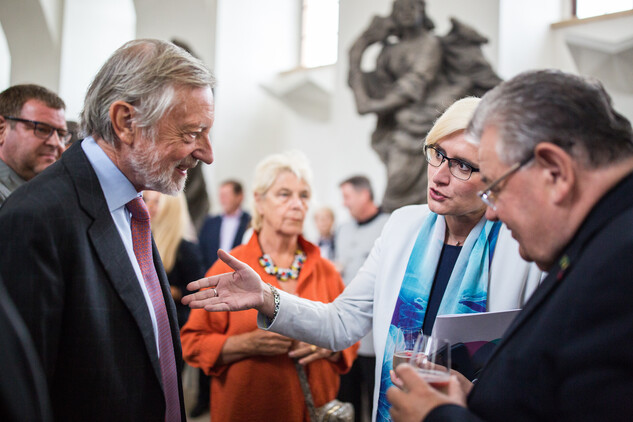 Ministryně pro místní rozvoj Karla Šlechtová, kardinál Dominik Duka a John Sell