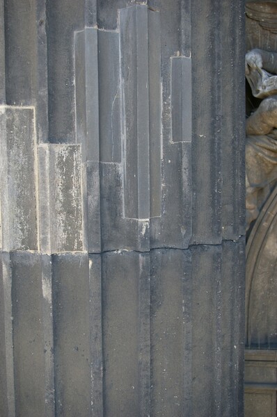Národní muzeum – detail sloupu před zahájením čištění Národní muzeum – detail sloupu před zahájením čištění