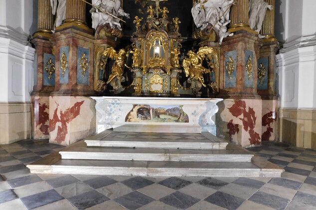 Hlavní oltář v kostele sv. Tomáše v Brně
