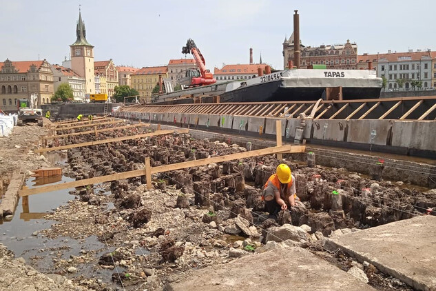 Archeologové na Vltavě, dokumentační práce a odběr vzorků při opravě Staroměstském jezu | © NPÚ, foto F. Flek 2021