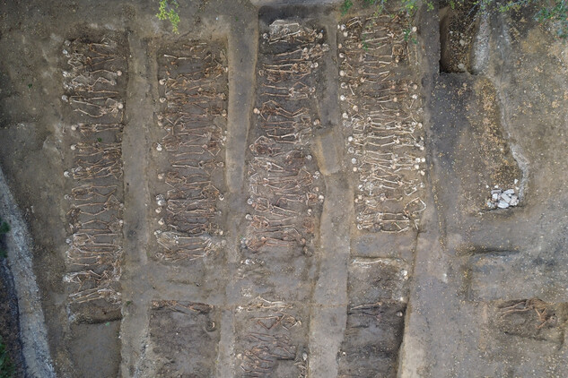 Nejsvrchnější úrovně koster hromadných hrobů pruských vojáku z doby sedmileté války (1757) v areálu Břevnovského kláštera | © NPÚ, foto E. Ditmar, 2024