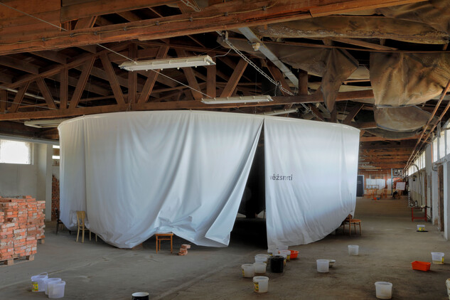 Vstup do „kruhu uvězněných“ – NPÚ památku přebírá ve stavu, kdy do ní na řadě míst zatéká, lze doufat, že v brzké době dojde k nápravě