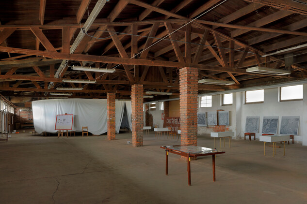 Pohled ve skladové hale v pravé části v r. 2025