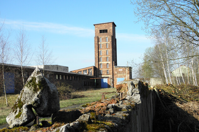 Pohled na NKP Rudá věž smrti od východu z místa, kde byly základy drtičů na chudou uranovou rudu