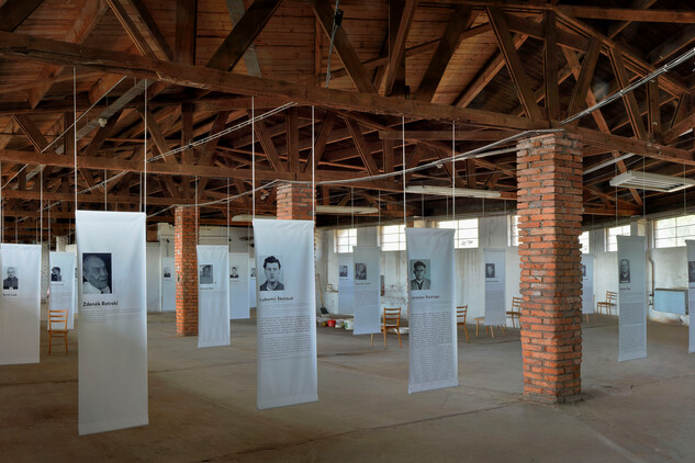 Pohled na „les uvězněných“ expozice ÚSTRu, která tu byla instalována v r. 2022