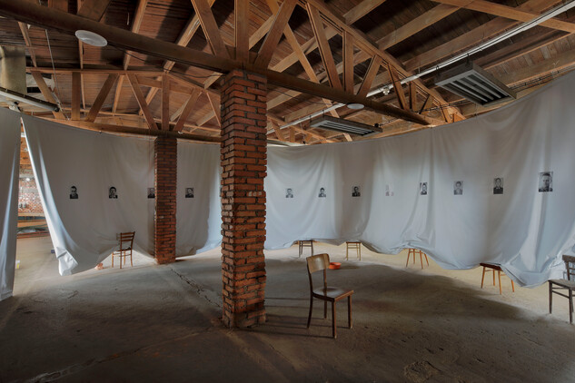 Pohled do „kruhu uvězněných“ u vstupu do expozice ÚSTRu