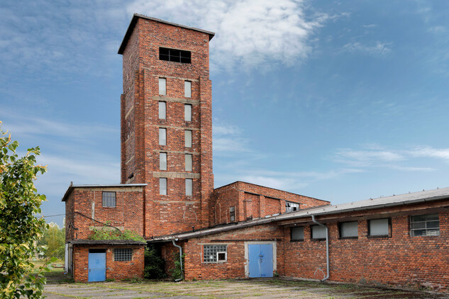 Srpen 2025 pohled na věž ve směru od západu