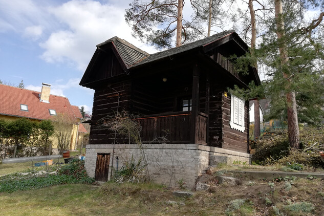 2. Původní stanoviště srubu na svažitém částečně zalesněném pozemku