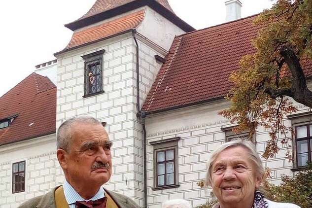 Karel Schwarzenberg s předsedkyní Historického spolku Schwarzenberg Emou Majerovou během členské schůze na SZ Třeboň 