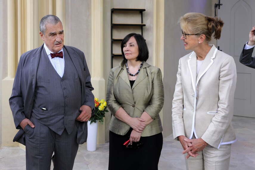 Karel Schwarzenberg na slavnostním otevření Novogotického templu za přítomnosti velvyslankyně Norského království v České republice Siri Ellen Sletner, generální ředitelky Národního památkového ústavu Nadi Goryczkové a dalších čestných hostů, 2017 Karel Schwarzenberg na slavnostním otevření Novogotického templu za přítomnosti velvyslankyně Norského království v České republice Siri Ellen Sletner, generální ředitelky Národního památkového ústavu Nadi Goryczkové a dalších čestných hostů, 2017