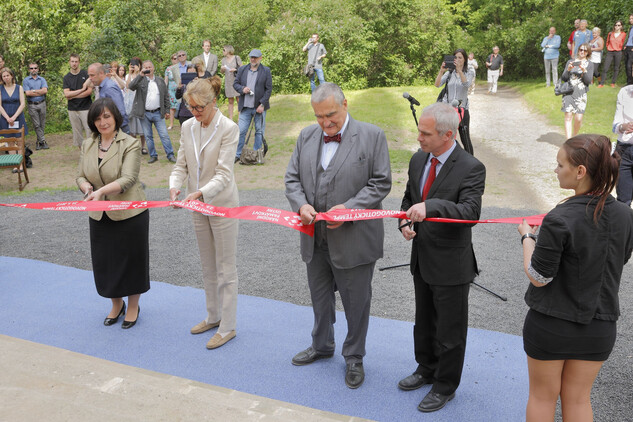 Karel Schwarzenberg na slavnostním otevření Novogotického templu za přítomnosti velvyslankyně Norského království v České republice Siri Ellen Sletner, generální ředitelky Národního památkového ústavu Nadi Goryczkové a dalších čestných hostů, 2017