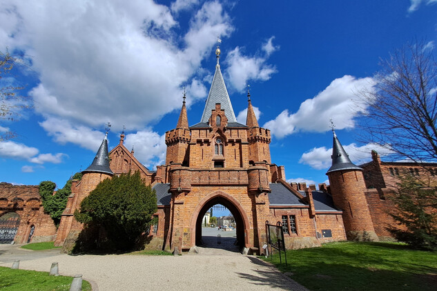 Hradec nad Moravicí, vstupní brána Červeného zámku