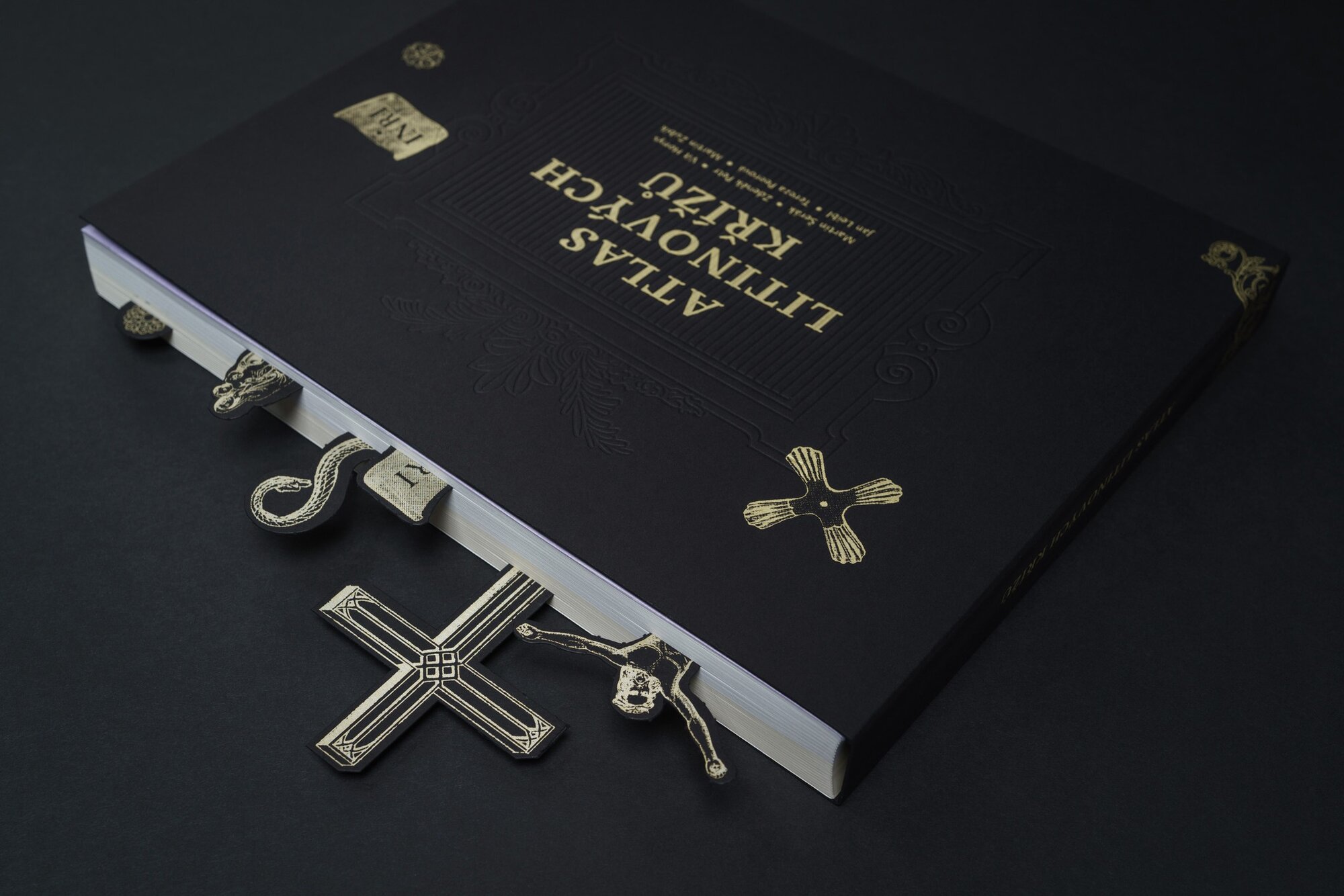 Pohled na obálku publikace Atlas litinových křížů | © Filip Šach se záložkami