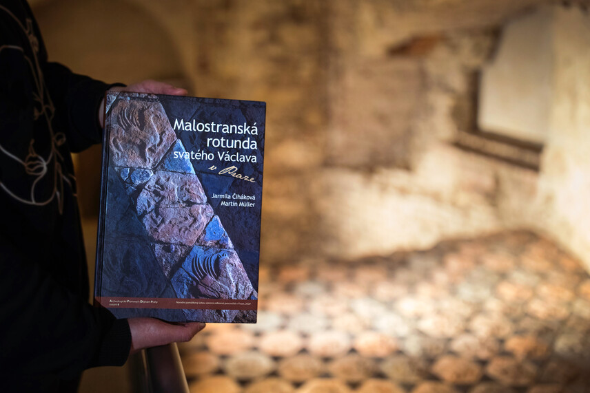 Kniha Malostranská rotunda svatého Václava v Praze | © Romana Indrová Semelková