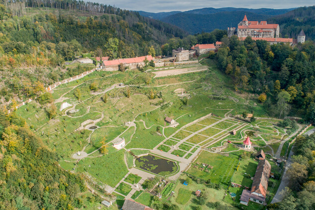 Vrchnostenská zahrada na zámku Pernštejn