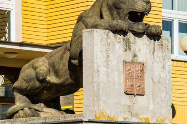Detail sochy lva se státním znakem u vstupu do Okresního muzea v Táboře