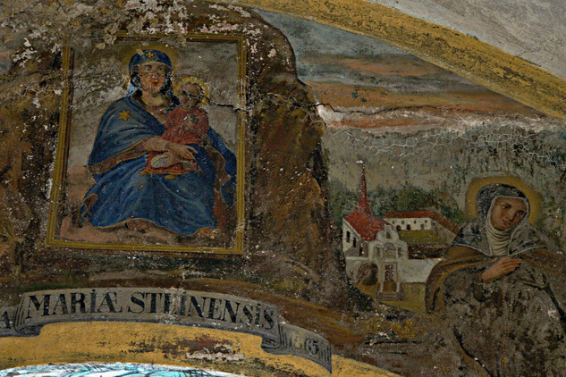 Luneta z římovského kostela zobrazující kostel Svatý kámen u Rychnova nad Malší