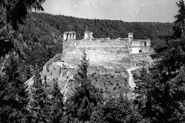 Hrad Dívčí Kámen měl být na ostrově, foto 1982