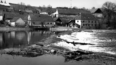 Purkarec - vltavský jez s renesanční stavbou mlýna čp. 19, která podlehla demolici, foto 1983, NPÚ, ÚOP v Českých Budějovicích