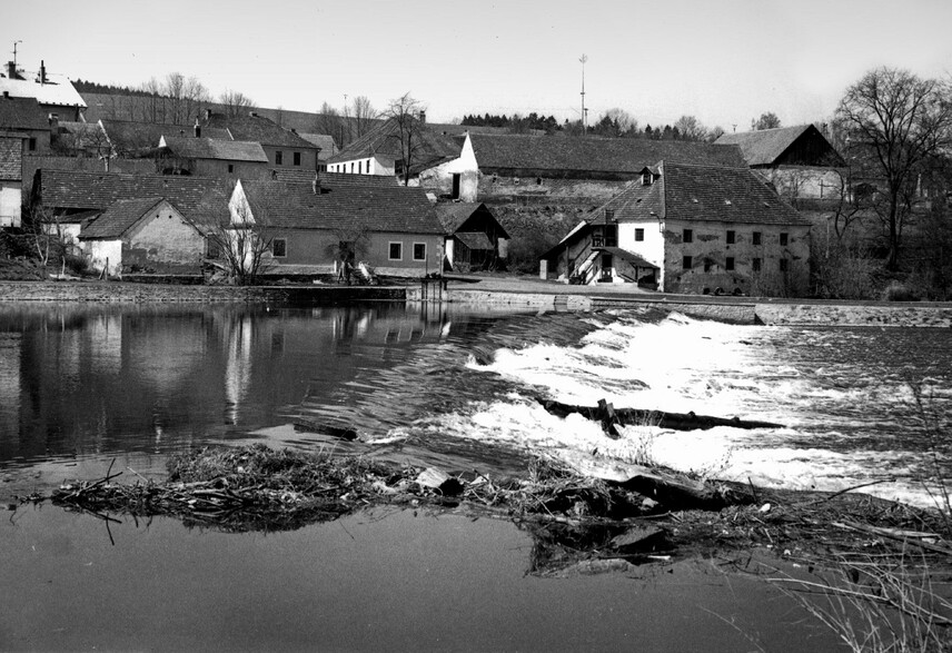 Purkarec - vltavský jez s renesanční stavbou mlýna čp. 19, která podlehla demolici, foto 1983, NPÚ, ÚOP v Českých Budějovicích