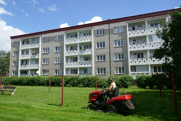 Týnec nad Sázavou, Družstevní 409–412. Sklobetonové tvárnice známější jako luxfery, zde v elegantní kruhové formě osazené v zábradlí lodžií bytového domu vybudovaného družstvem.