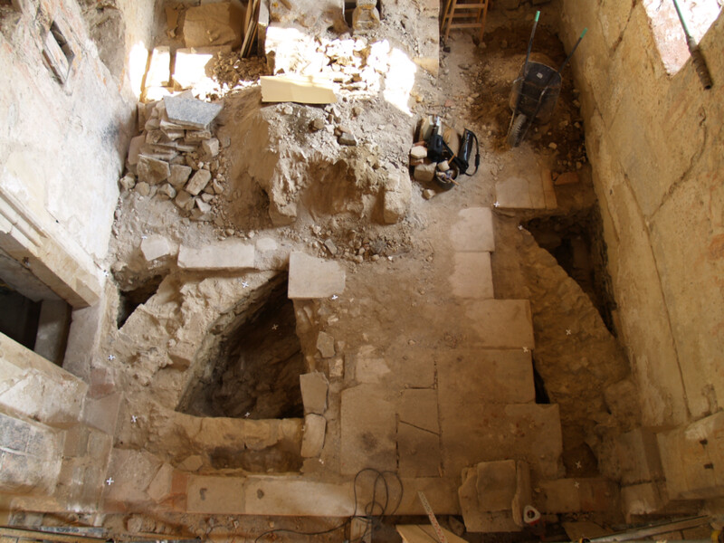 Románská apsida odkrytá při arch výzkumu v roce 2008, kostel sv. Mikuláše v Boleticích.