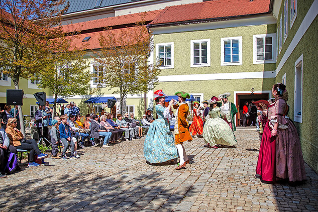 Mezinárodní den památek 2026 U Ferusů. Soubor historických tanců Campanello. Foto Jarmila Sajtlová.
