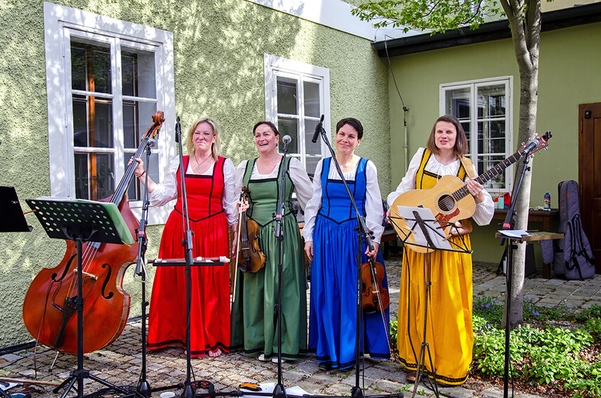 Mezinárodní den památek 2026 U Ferusů. Koncert kapely Lakomá Barka. Foto Jarmila Sajtlová.