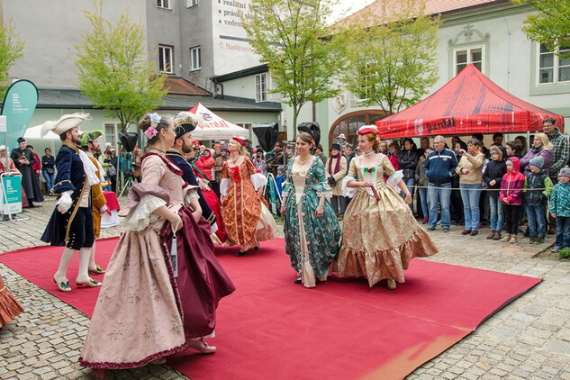 Barokní den U Ferusů, 22. 4. 2017, ukázky barokních tanců - skupina Campanello, foto J. Sajtlová