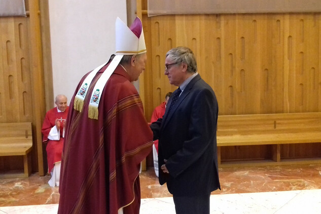 Ing. Aleš Krejčů přbírá zlatou medaili sv. Auraciána z rukou biskupa Mons. P. Posáda. © Biskupství českobudějovické.