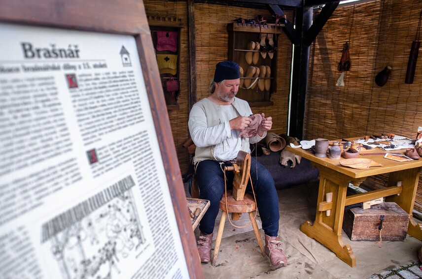 Historická řemesla Danar, brašnář, foto - J. Sajtlová