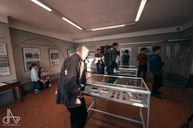 Vernisáž výstavy Tradice v detailech. Fasády z tvrdých omítek 1. poloviny 20. století, 30. října 2025, foto David Peltán.