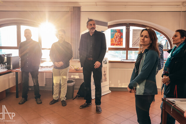 Vernisáž výstavy Tradice v detailech. Fasády z tvrdých omítek 1. poloviny 20. století, 30. října 2025, foto David Peltán.