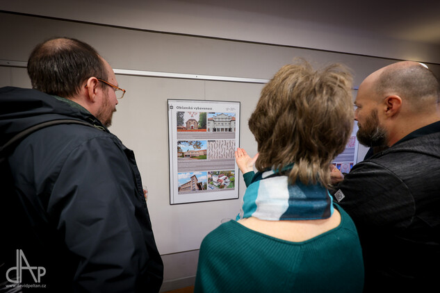 Vernisáž výstavy Tradice v detailech. Fasády z tvrdých omítek 1. poloviny 20. století, 30. října 2025, foto David Peltán.