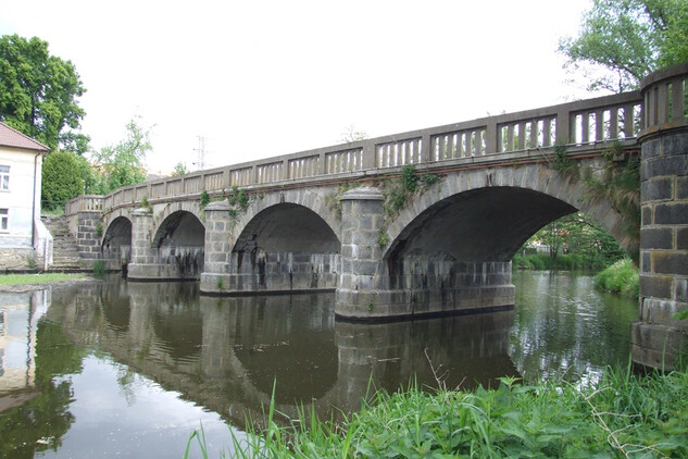 Mirovice, klenutý kamenný inundační most, ulice Pod Kostelem 