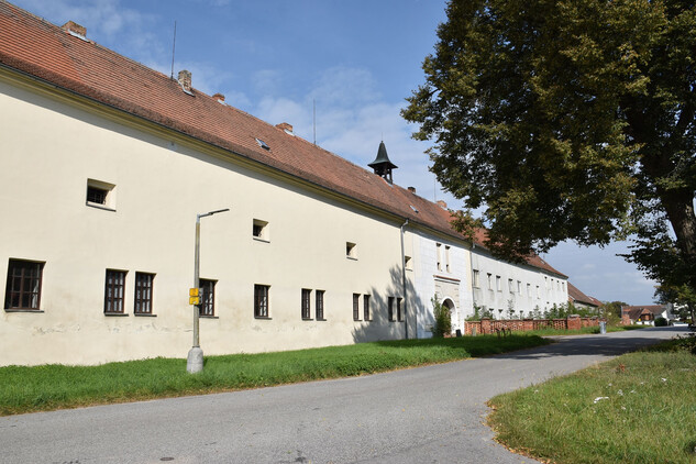 Milenovice - bývalý panský renesanční hospodářský dvůr - pohled z ulice | © NPÚ ÚOP ČB