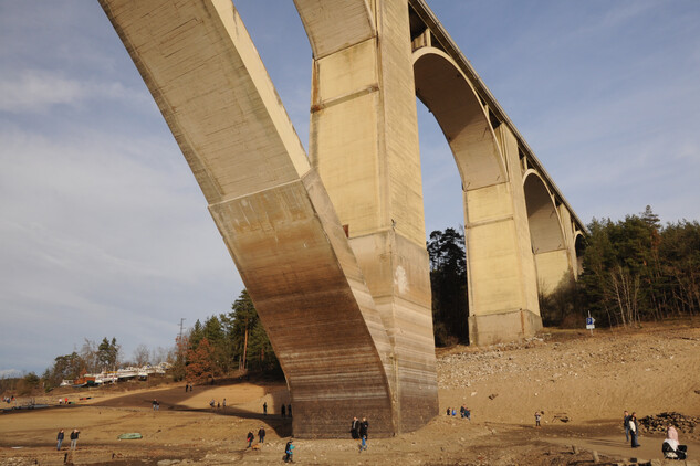 Podolský most na Písecku při vypuštění Orlické přehrady, leden 2020