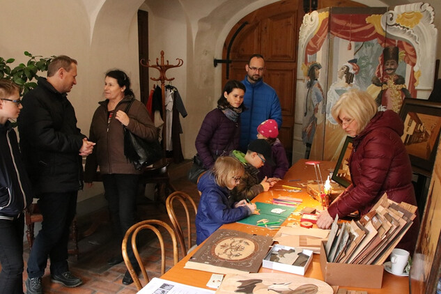 Dílna intarzie Nelly Larikové. Mezinárodní den památek U Ferusů 2017.  Foto J. Sajtlová.