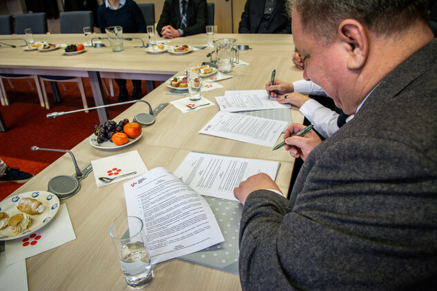 Generální ředitelka NPÚ Ing. arch. Naděžda Goryczková a rektor JU prof. PhDr. Bohumil Jiroušek, Dr. podepisují 5. března 2024 smlouvu o partnerství a vzájemné spolupráci.