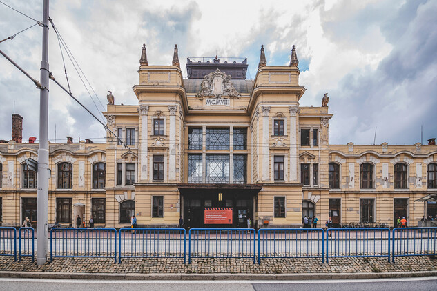 Budova železniční stanice České Budějovice, střední rizalit, 2020. Foto: archiv Správa železnic, archiv Metrostav, foto: Jiří Kafka, Ondřej Bouška.